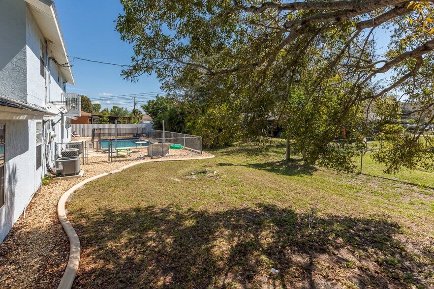 Building Photo - 128 SE 12th Ter