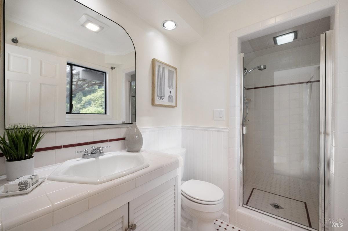 Downstairs Bed 2 bath en suite - 19 Savannah Ave