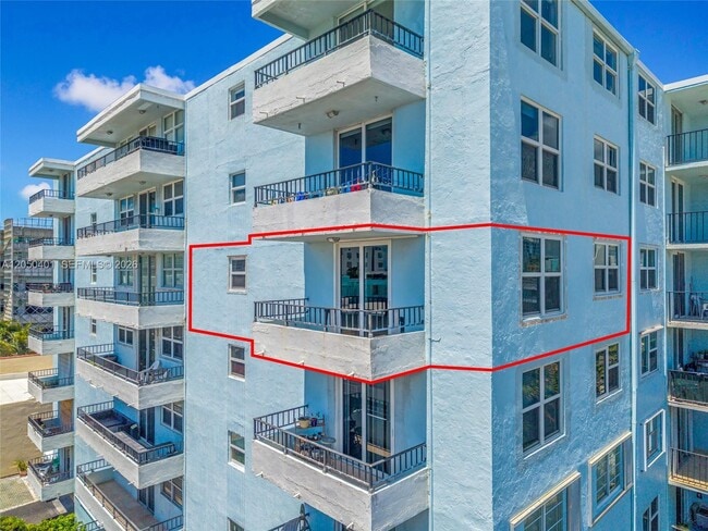 Building Photo - 720 Collins Ave