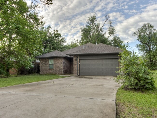 Building Photo - Newer Home + Putnam City Schools + 3 bedrooms