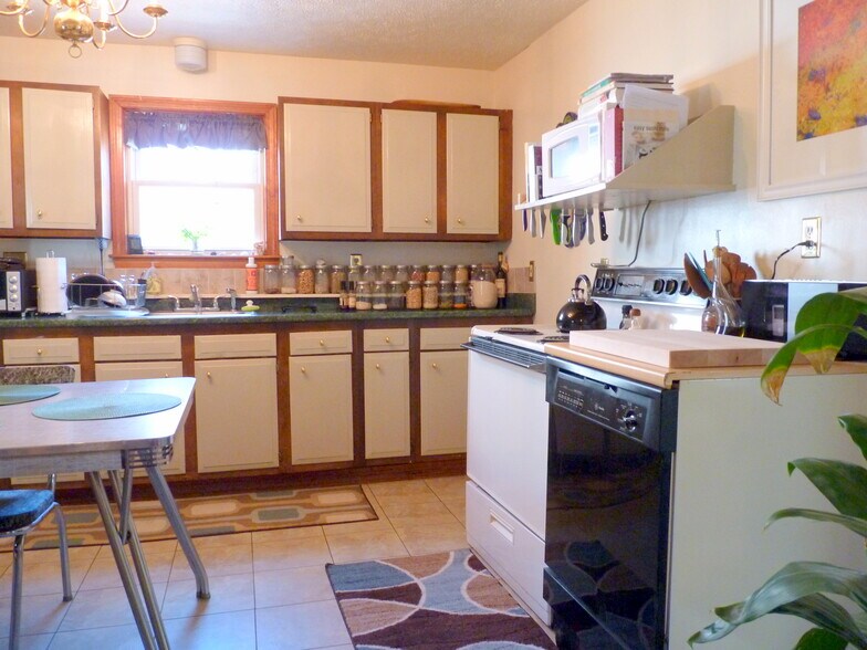 Eat-in kitchen with dish washer and garbage disposal - 59 Cumberland Ave