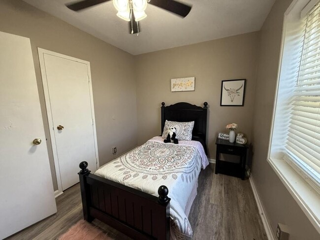 Building Photo - 1802 La Salle Pl