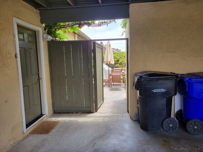 Building Photo - Centrally located 3 bedroom, 2 bathroom home.