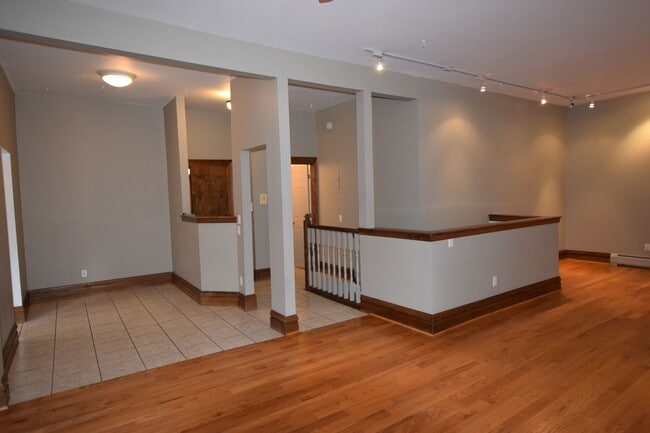 Building Photo - Spacious, Beautiful 1 Bed/1.5 Bath Condo i...