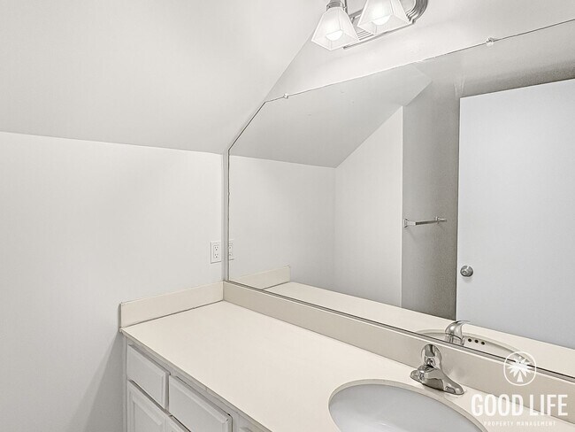 Building Photo - Spacious Rancho Peñasquitos Pool Home with Vaulted Ceilings & Swimming Pool