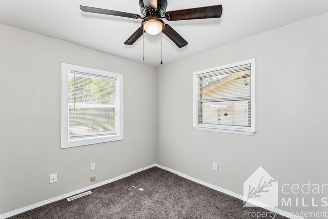 Building Photo - 3 Bedroom with Den and 2 Car Garage!