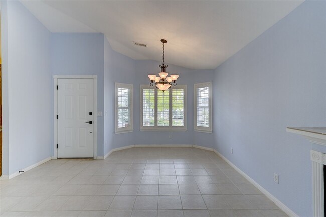 Building Photo - 2 bedroom, 2 bathroom home in Victorian Es...