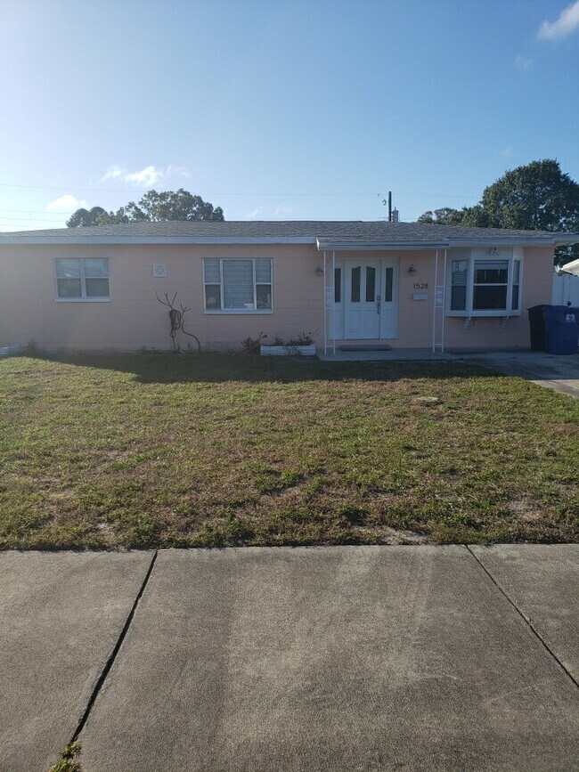 Front Exterior - 1528 77th Ave N