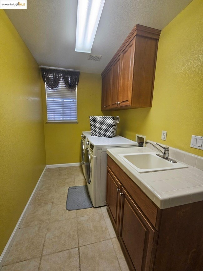 Building Photo - 1428 Legend Ln