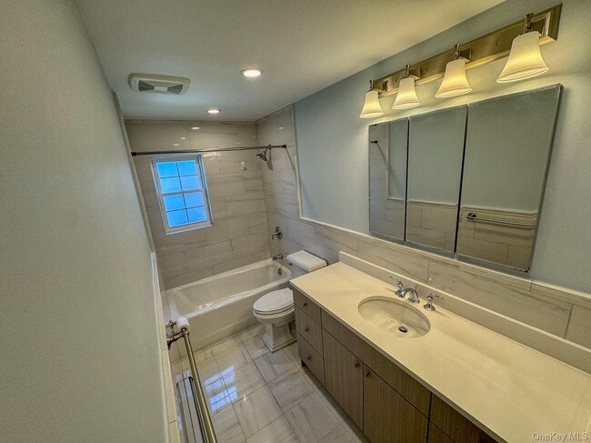 Building Photo - 203-30 28th Ave