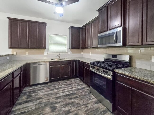 Building Photo - 1437 Balvaird Dr SE