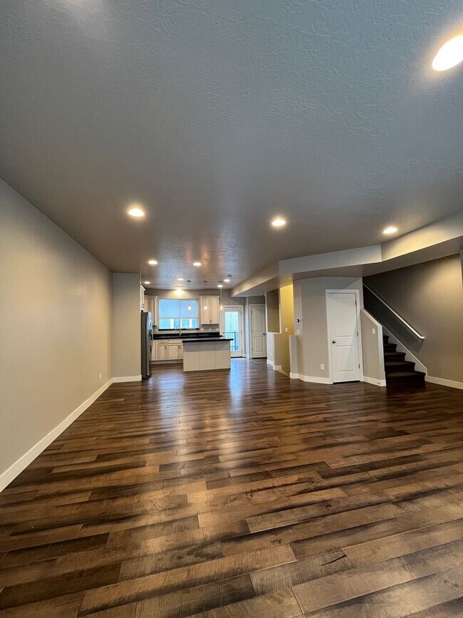 Building Photo - 3 Bed/ 3 Bath Townhome in Draper!