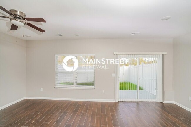 Building Photo - 3 Bedroom Pet-Friendly Home in Jeffersonville, IN with Main Street Renewal