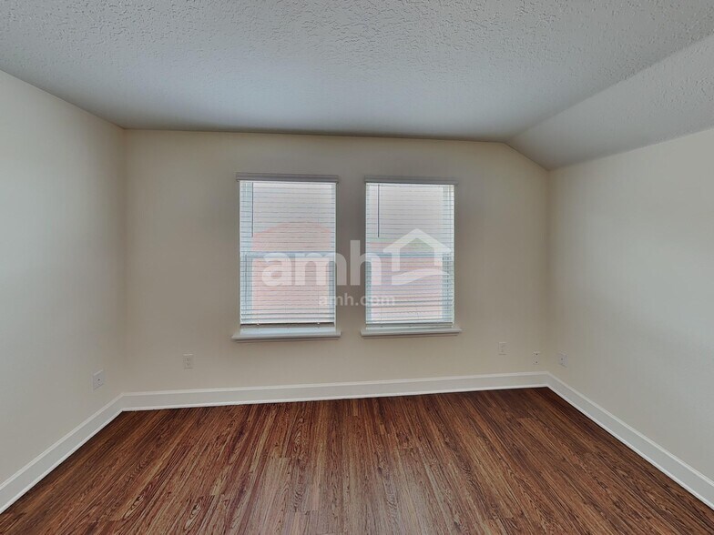 Building Photo - 233 Crestrun Loop