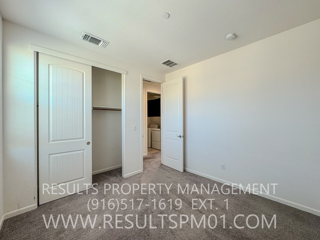 Building Photo - Gorgeous luxury Home! Great price! Spaciou...