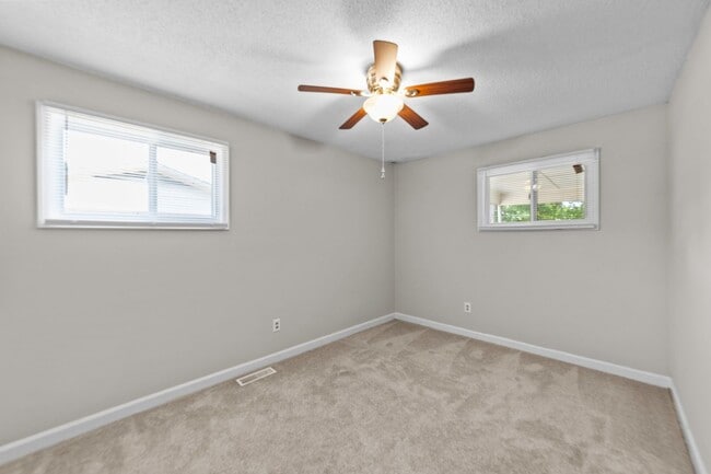 Building Photo - Updated Two Bedroom near Downtown Smithfie...
