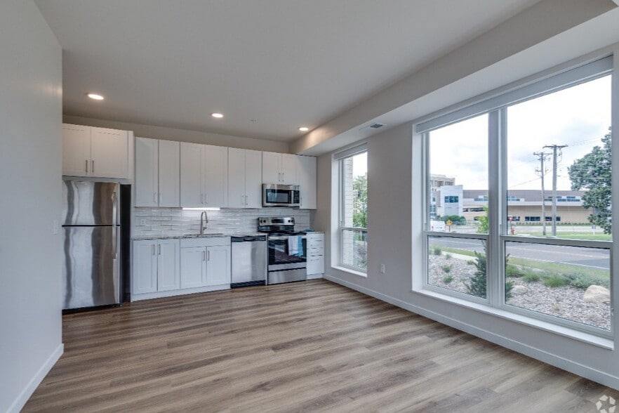 Building Photo - CR Crossing