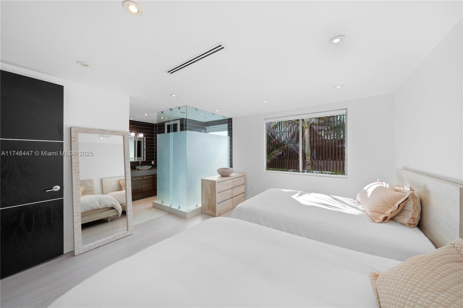 Building Photo - 1061 N Venetian Dr