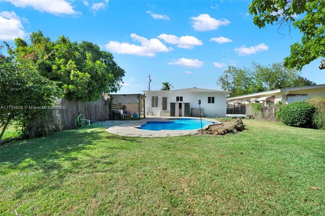 Building Photo - 6450 SW 28th St