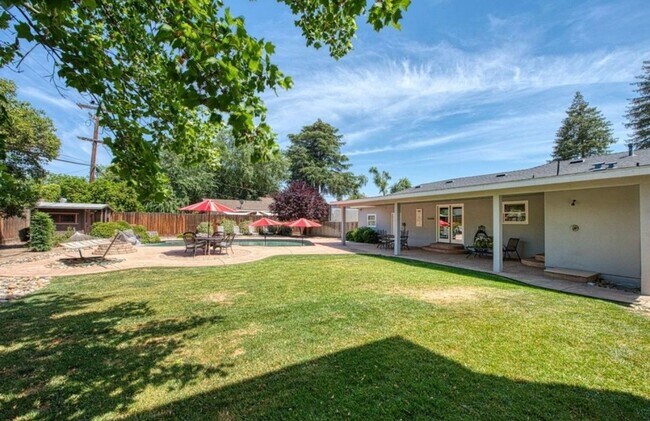 Building Photo - SE Visalia Spacious home coming soon!