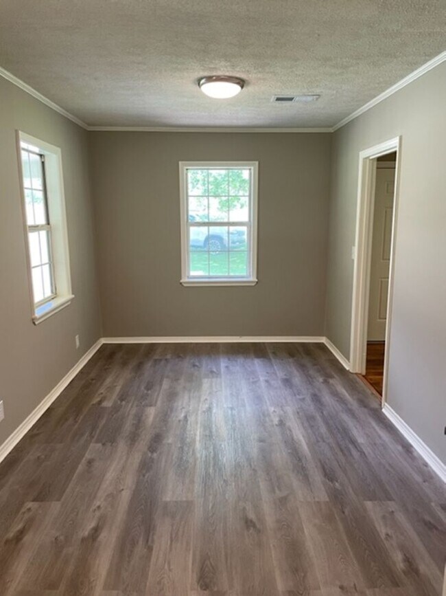 Building Photo - Renovated 3 Bedroom 1 Bath Home for Rent!