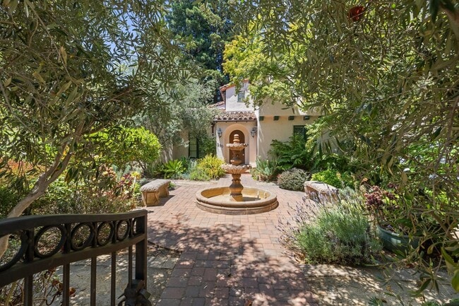 Building Photo - Mediterranean Beauty in Crescent Park – 5B...