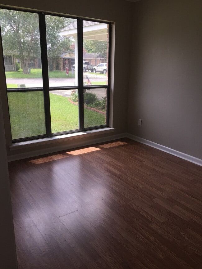 Building Photo - CUTE 3 BEDROOM 2 BATH! WITH A LARGE BACK YARD!