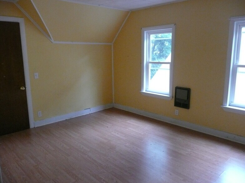 upstairs middle right bedroom - 80 Orchard St