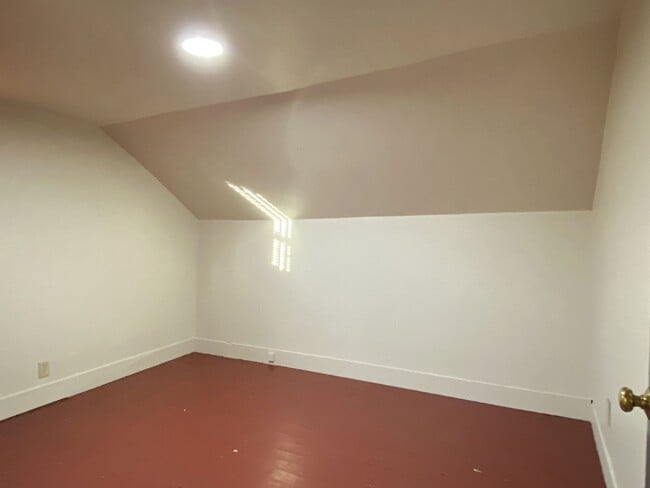 Building Photo - Country Home!