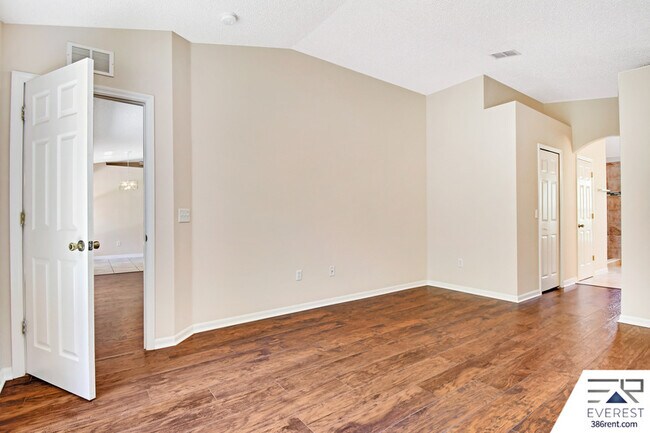Building Photo - 32 Pierce Ln