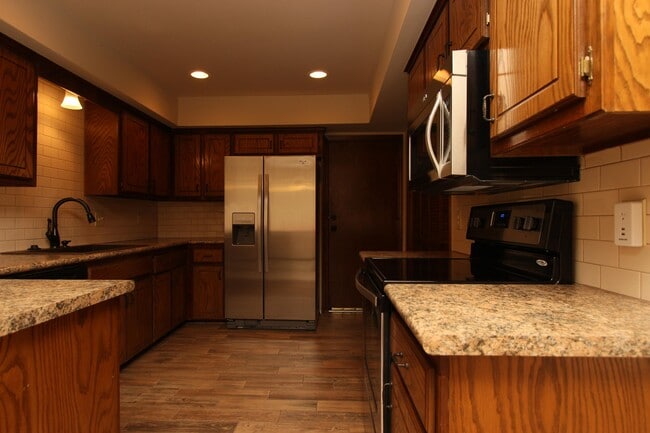 Building Photo - 4700 Hemlock Ln