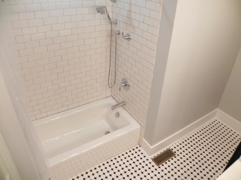 Bathroom Shower/Tub - 1509 17th Ave S