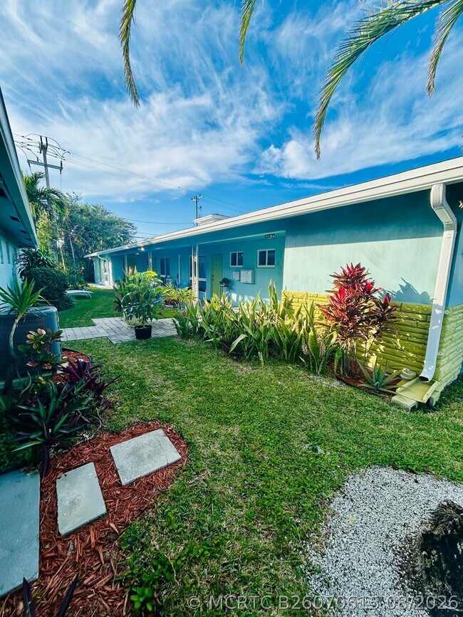 Building Photo - 4421 Poinciana St
