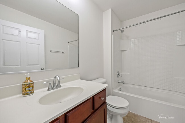 Building Photo - 2528 Dunraven Ave