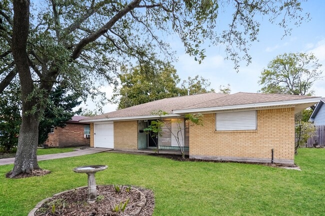 Building Photo - 1610 13th Ave N