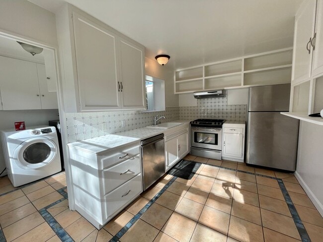 Building Photo - Adorable Two-Bedroom in the Hillcrest Area of Pacific Grove!