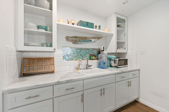 Building Photo - Ocean view Studio