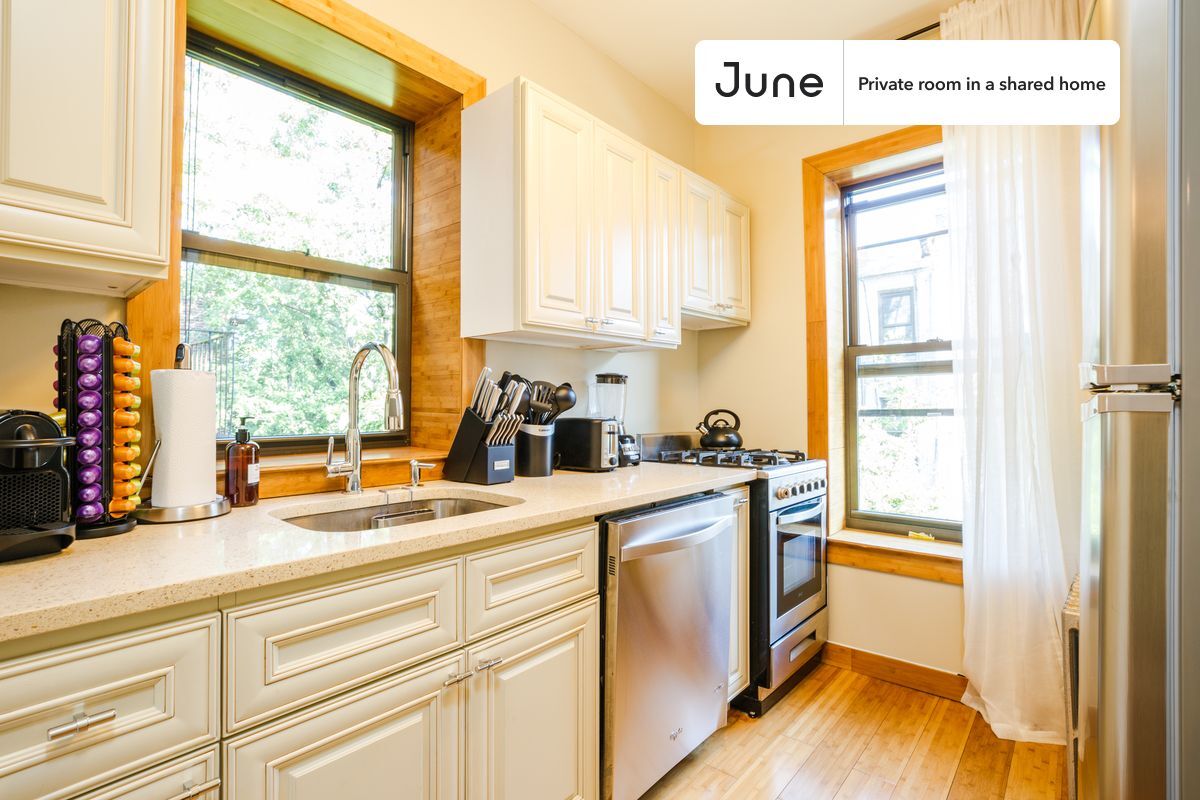 Building Photo - Room in Shared 3 bed/1 bath home in Hell's Kitchen