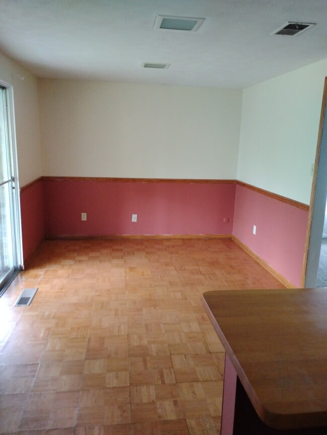 Building Photo - 1428 S Maple Ave