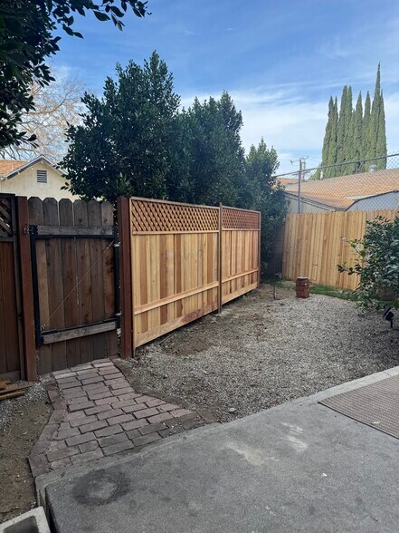 Building Photo - 6704 Nagle Ave