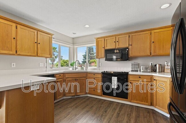Building Photo - 753 SE Boysen Ln