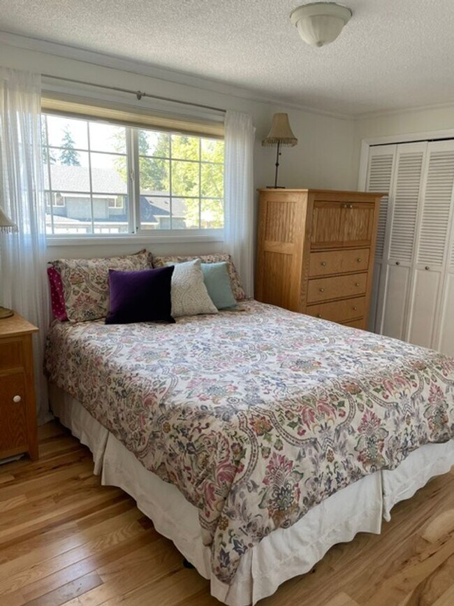 Building Photo - 2-Bedroom 1 1/2-Bathroom duplex