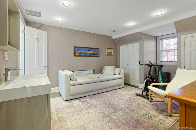 Building Photo - 9 Prall Pl