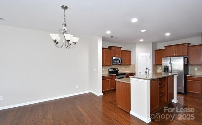 Building Photo - 8204 Viewpoint Lane