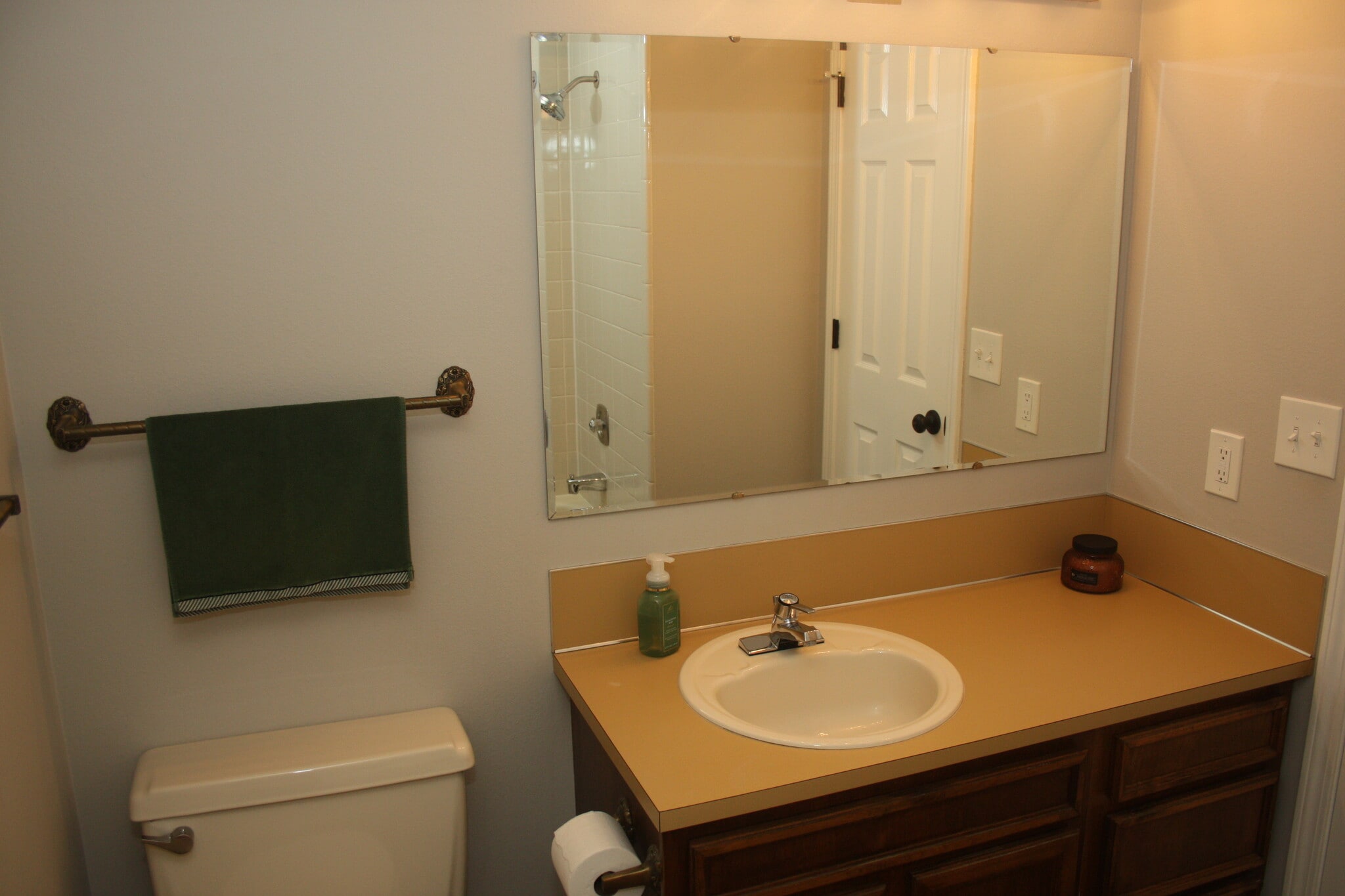 guest bathroom - 3993 S Law Ave