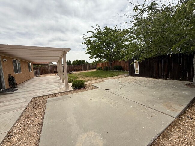 Building Photo - Hesperia Home, 3 Bedroom's, 2 Bathrooms, New paint, New Carpet,