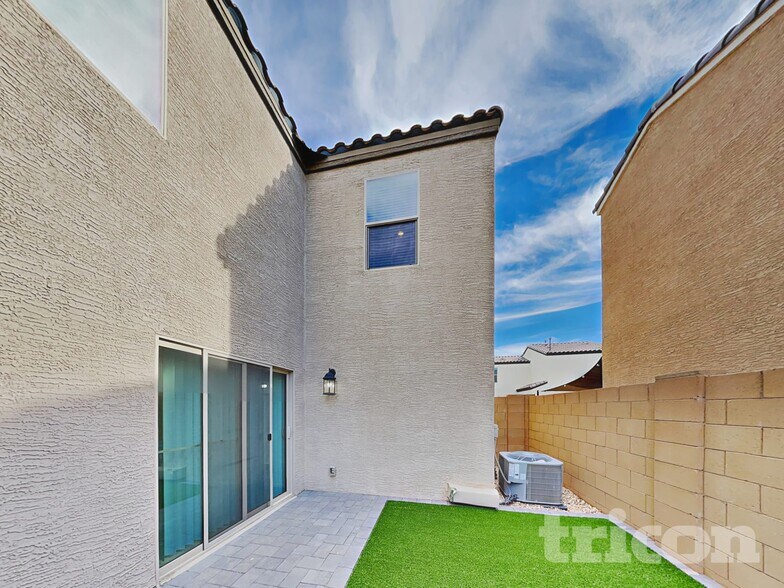 Building Photo - 8023 W Albeniz Pl