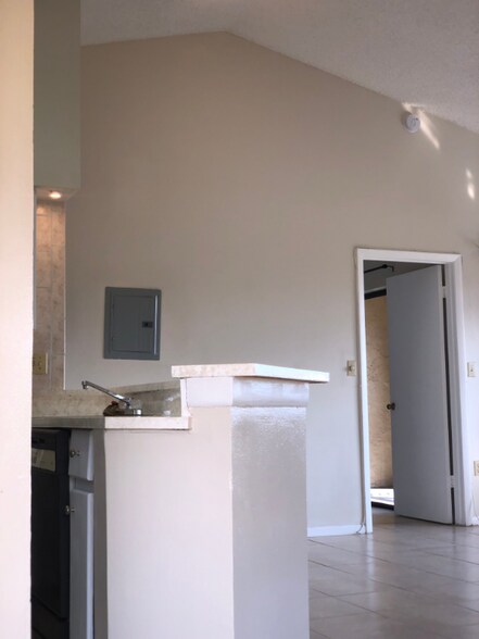 Building Photo - 2550 SW 18th Terrace