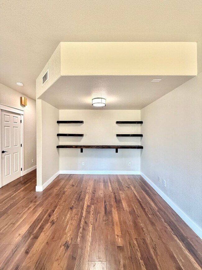 Building Photo - 901 Manzanita Dr