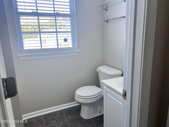 Building Photo - 3 Bedroom & 2.5 Bathroom Townhouse